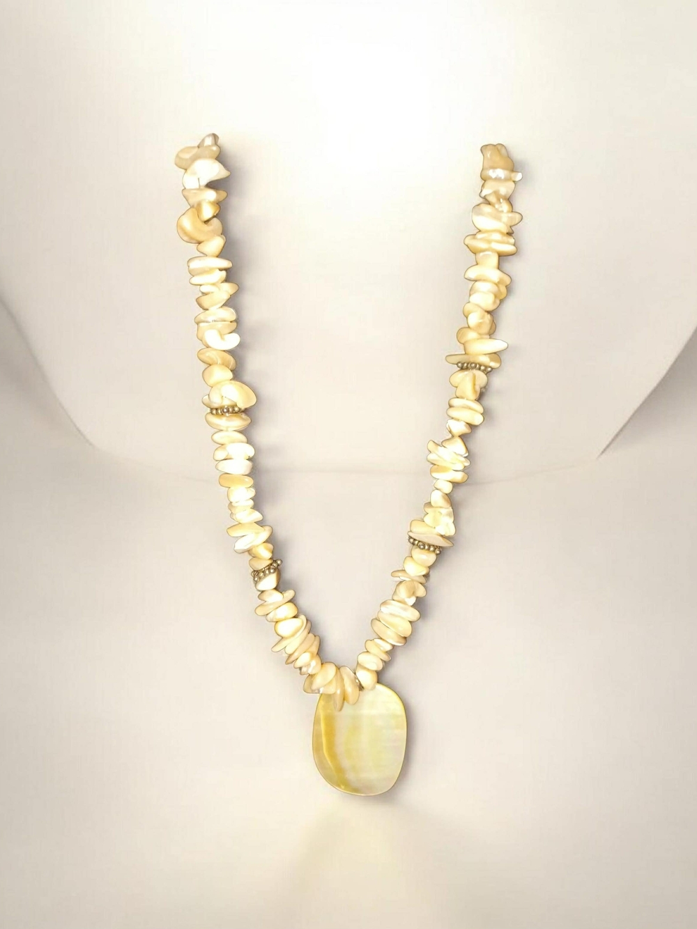 Shell Chip Necklace with Mother-of-Pearl Pendant - Cream